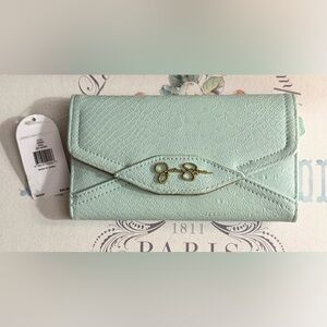 Jessica Simpson wallet